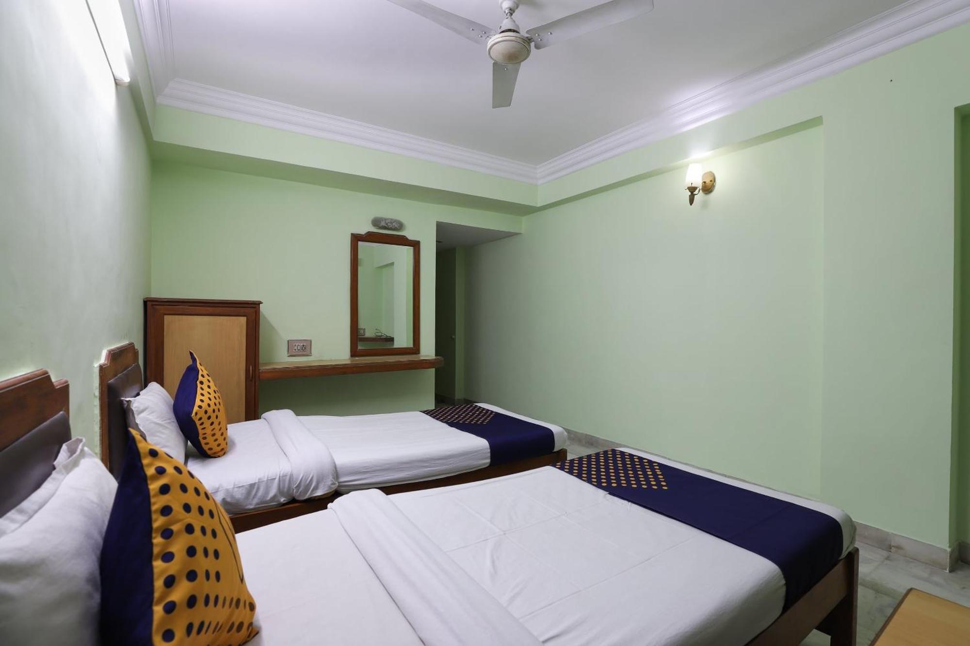 Spot On Hotel Hilltop ヴァドーダラー エクステリア 写真